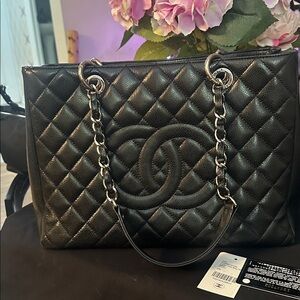 Authentic Chanel Grand Shopping Tote (GST)
Caviar Leather | Silver Hardware 🖤